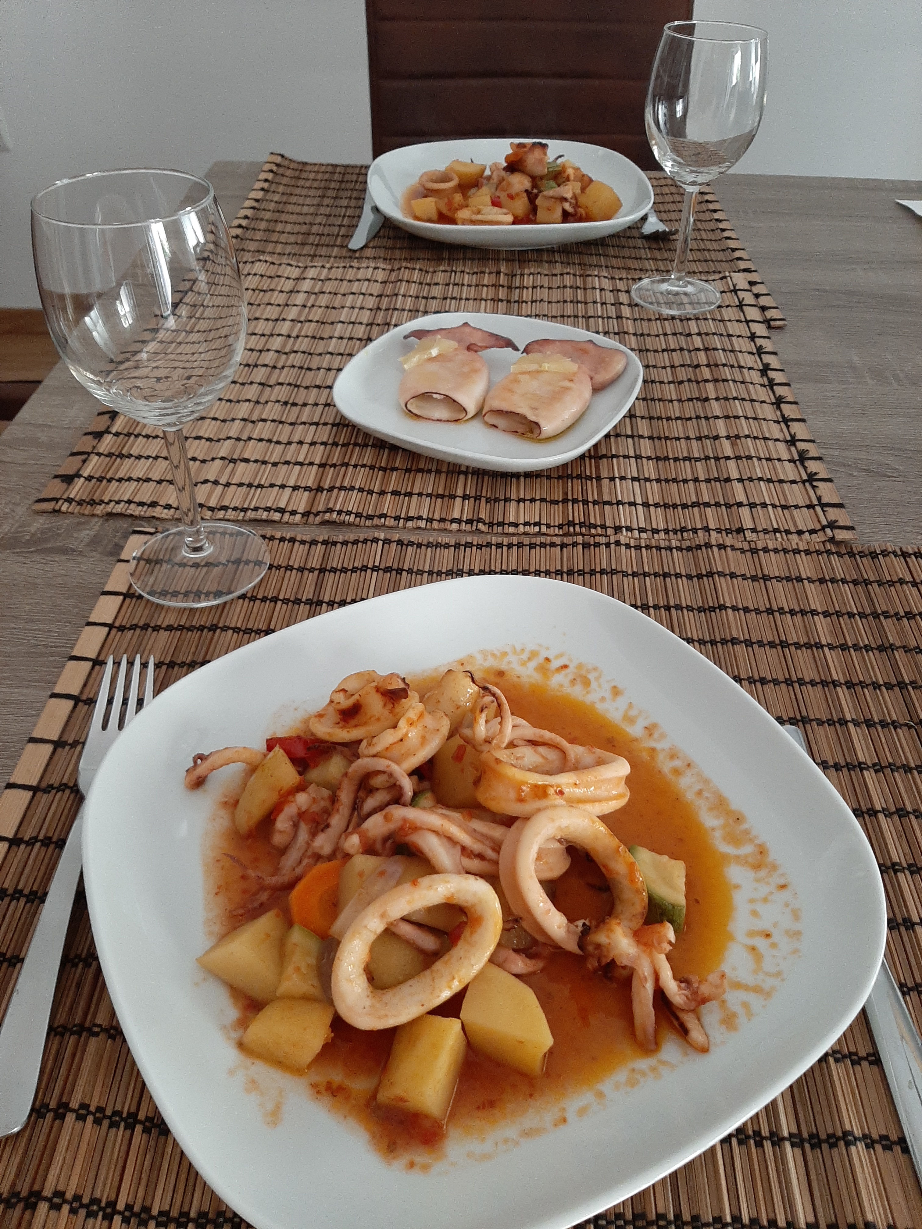 Kalamari mit Gemüsepfanne und gegrillt